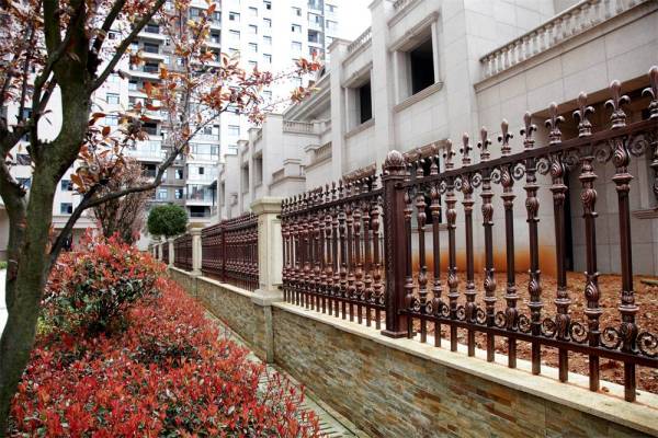 如何辨别锌钢护栏的质量好坏？